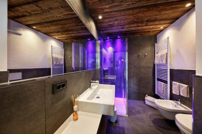 Bathroom with shower − Apartment 1
