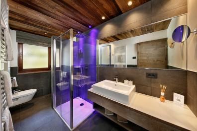 Bathroom with shower − Apartment 3