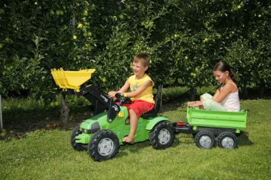 Kinder auf dem Traktor im Garten