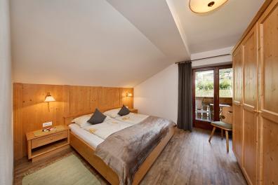 Ferienwohnung 5 − Doppelbettzimmer mit Balkon