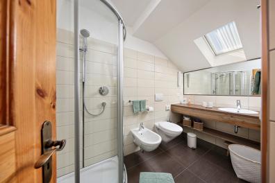 Ferienwohnung 5 − Badezimmer mit Dusche