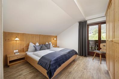 Ferienwohnung 5 − Doppelbettzimmer mit Balkon