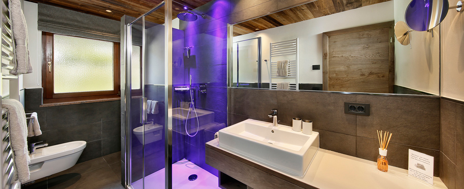 Apartment 3 − Bathroom with shower