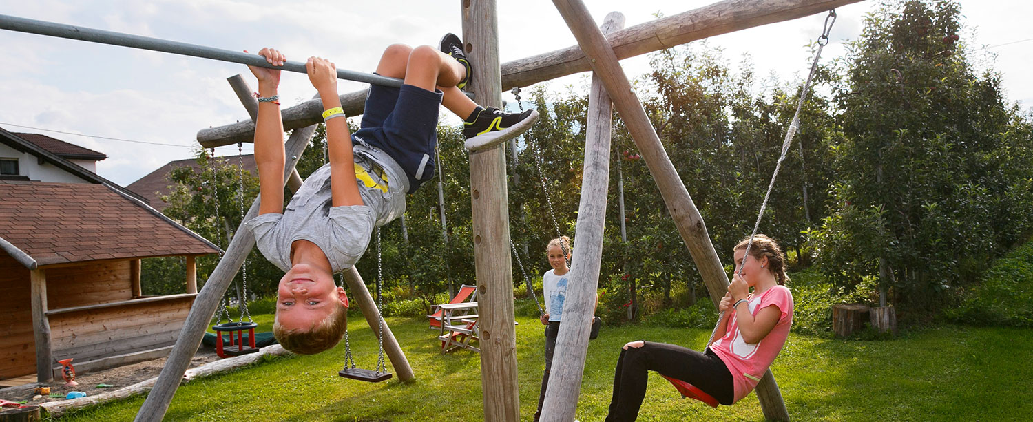 Kinder spielen im Garten